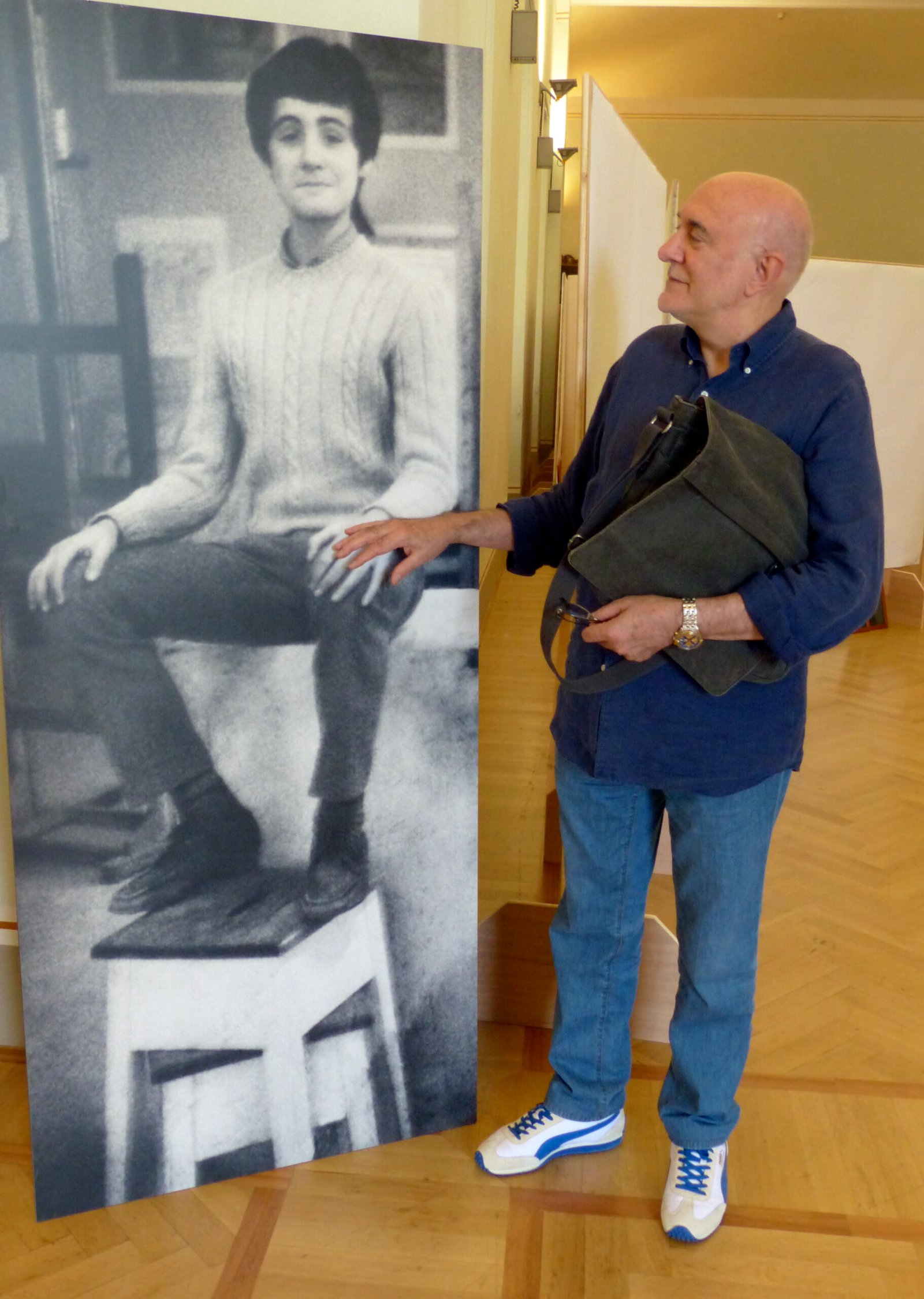 Sandro Visca davanti a una fotografia di Andrea Pazienza, Città di Castello, 2006
