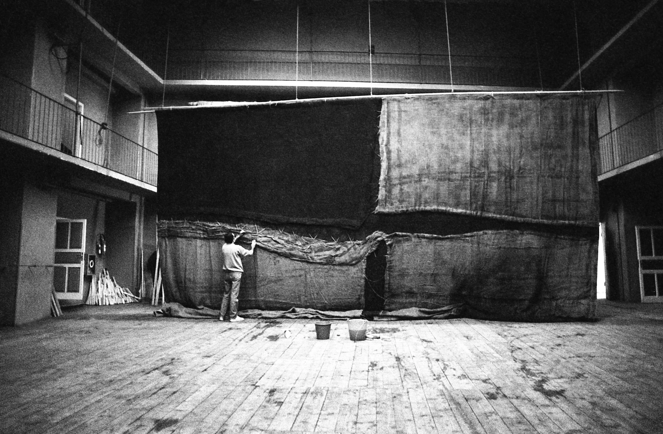 Sandro Visca al lavoro sulle scene di Alberto Burri