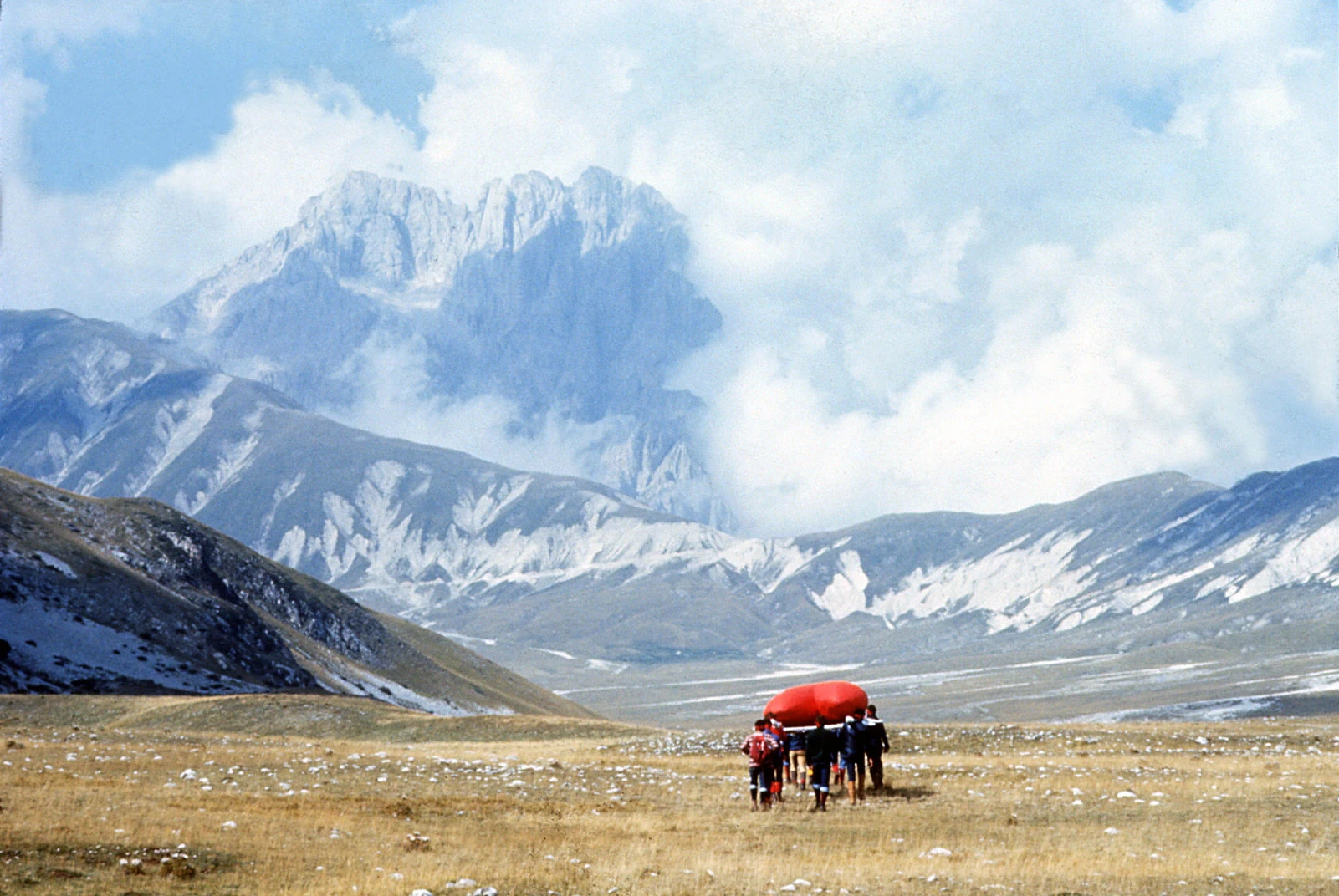Il cammino con il cuore nel paesaggio del Gran Sasso, 1975