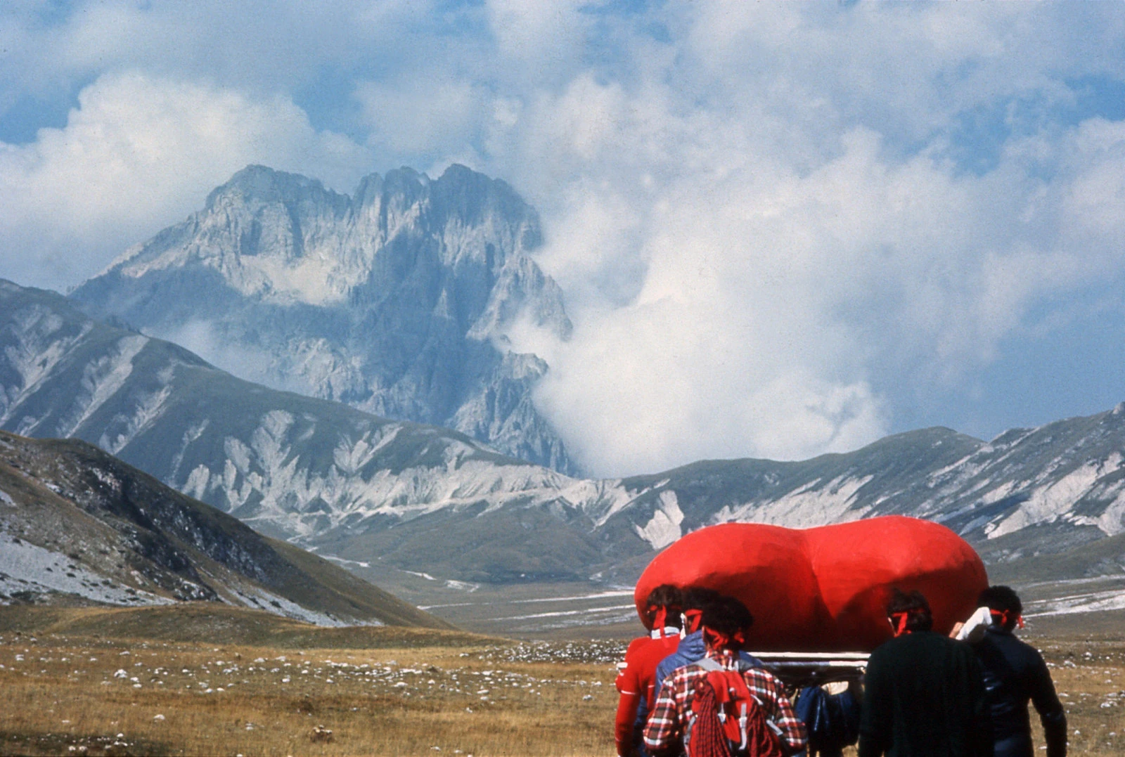 Un cuore rosso sul Gran Sasso, 1975