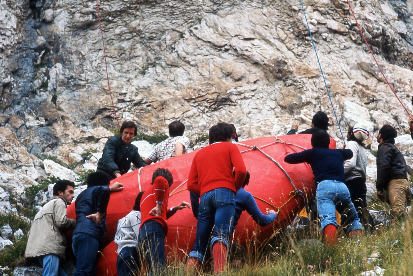 Il trasporto del cuore lungo la parete rocciosa, 1975