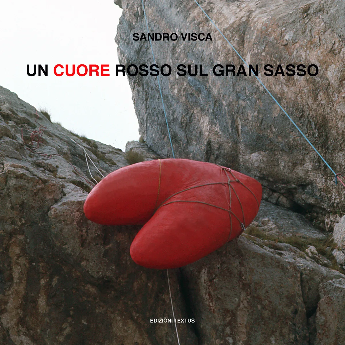 Copertina di Un cuore rosso sul Gran Sasso, 2011