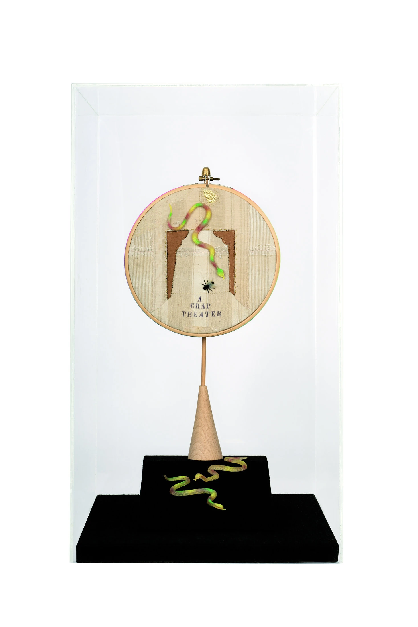 A crap theater, 2017 struttura in legno,materiali polimaterici,teca in metacrilato cm 50x39x60 def
