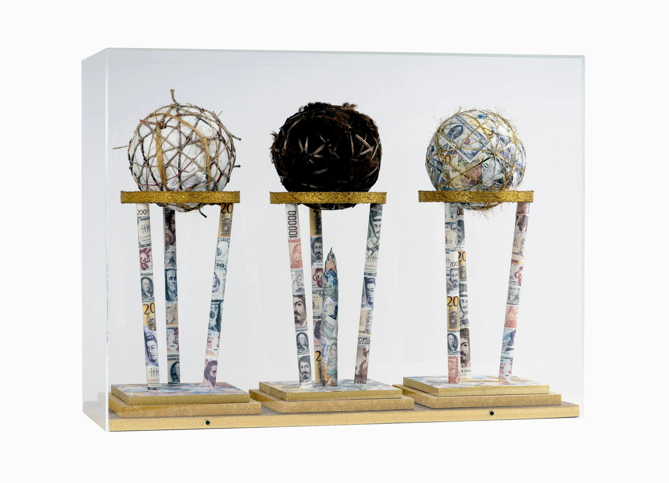 Trofei, 2017 struttura in legno,nastri in tessuto dorato,cartamonete stampate,stoffe,spaghi,teca in metacrilato cm 38x96x69 