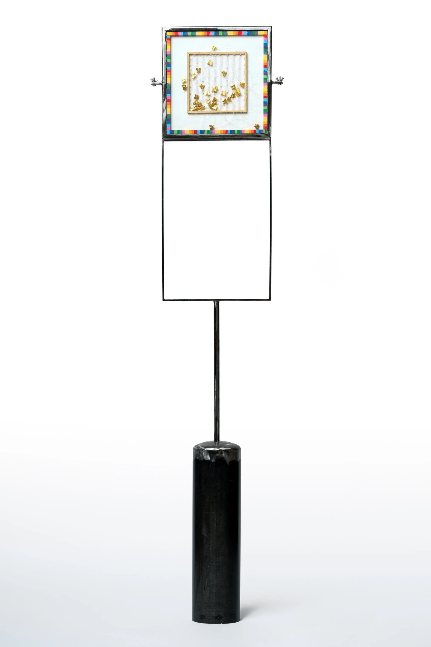 Segnale K1 A,2018 struttura in ferro,vetrocamera e materiali oggettuali cm167,5x30,5x13 (lato A) 