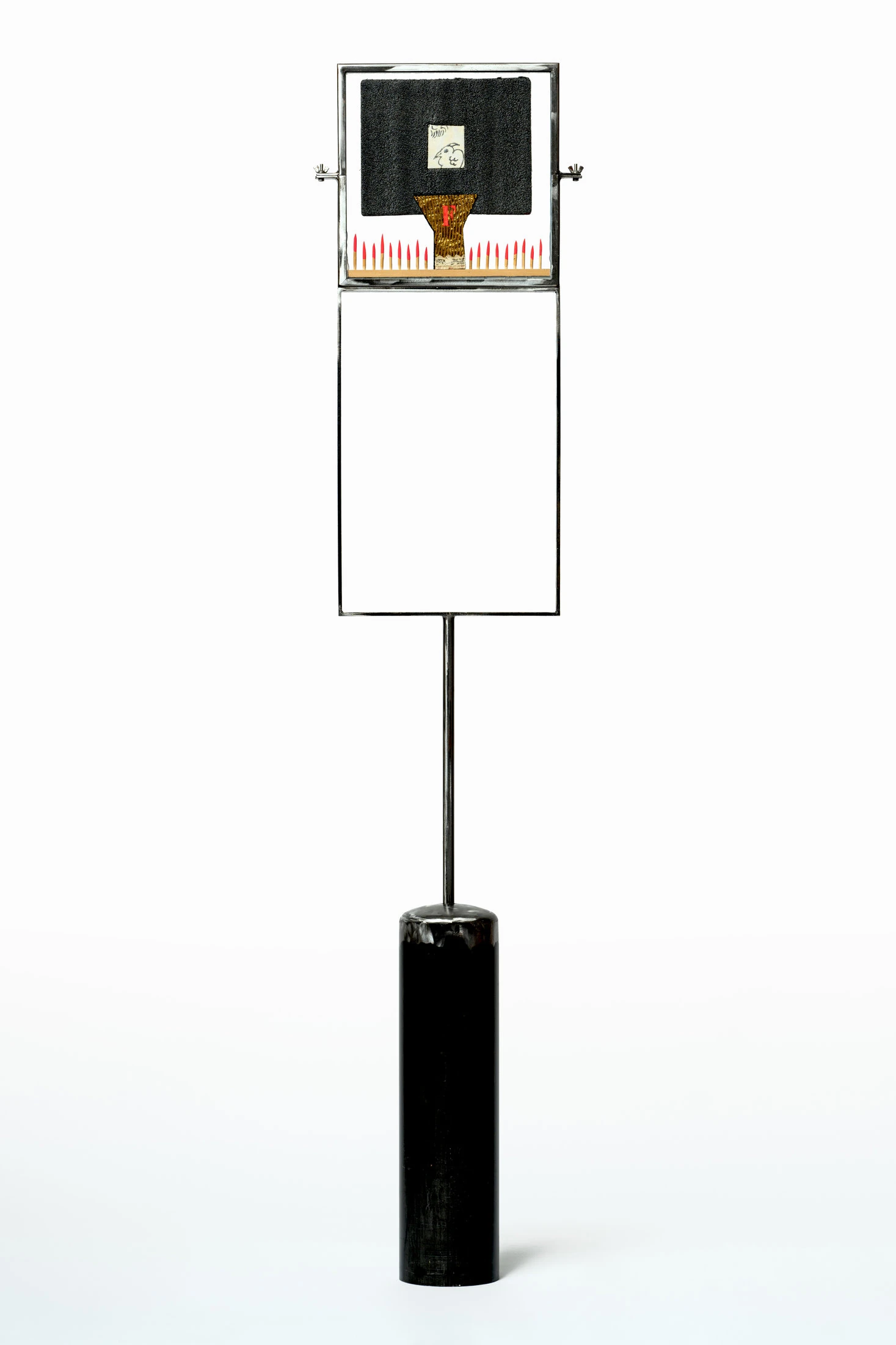Segnale K2 B,2018 struttura in ferro,vetrocamera e materiali oggettuali cm167,5x30,5x13 (lato A) 