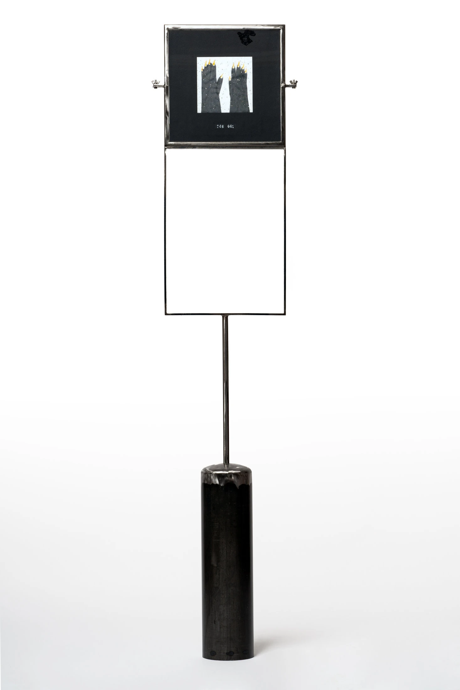 Segnale K3 C,2018 struttura in ferro,vetrocamera e materiali oggettuali cm170x32x13 (lato A) 