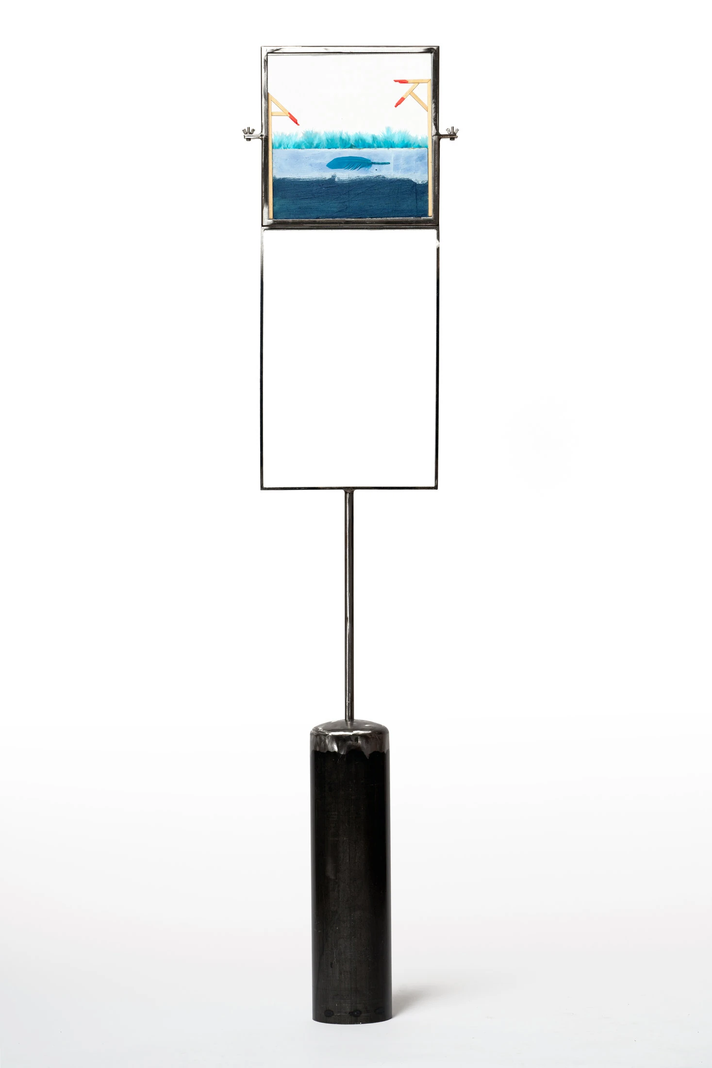 Segnale K6 F,2018 struttura in ferro,vetrocamera e materiali oggettuali cm167,5x30,5x13 (lato A) 