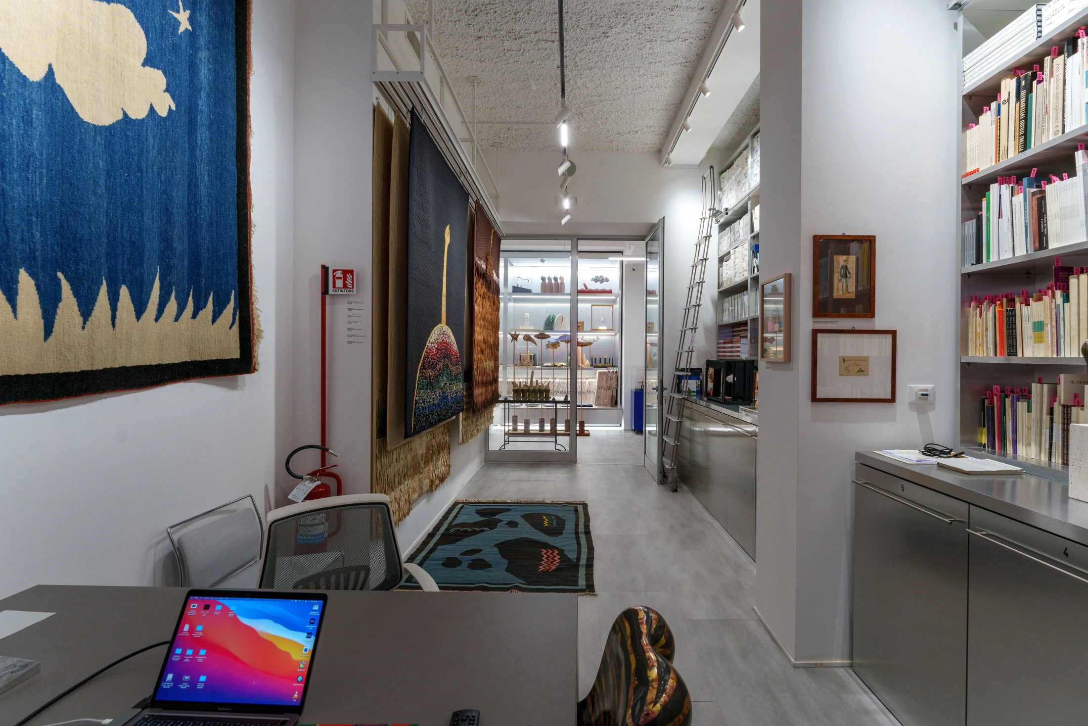 Un ambiente dell’archivio con libri e opere