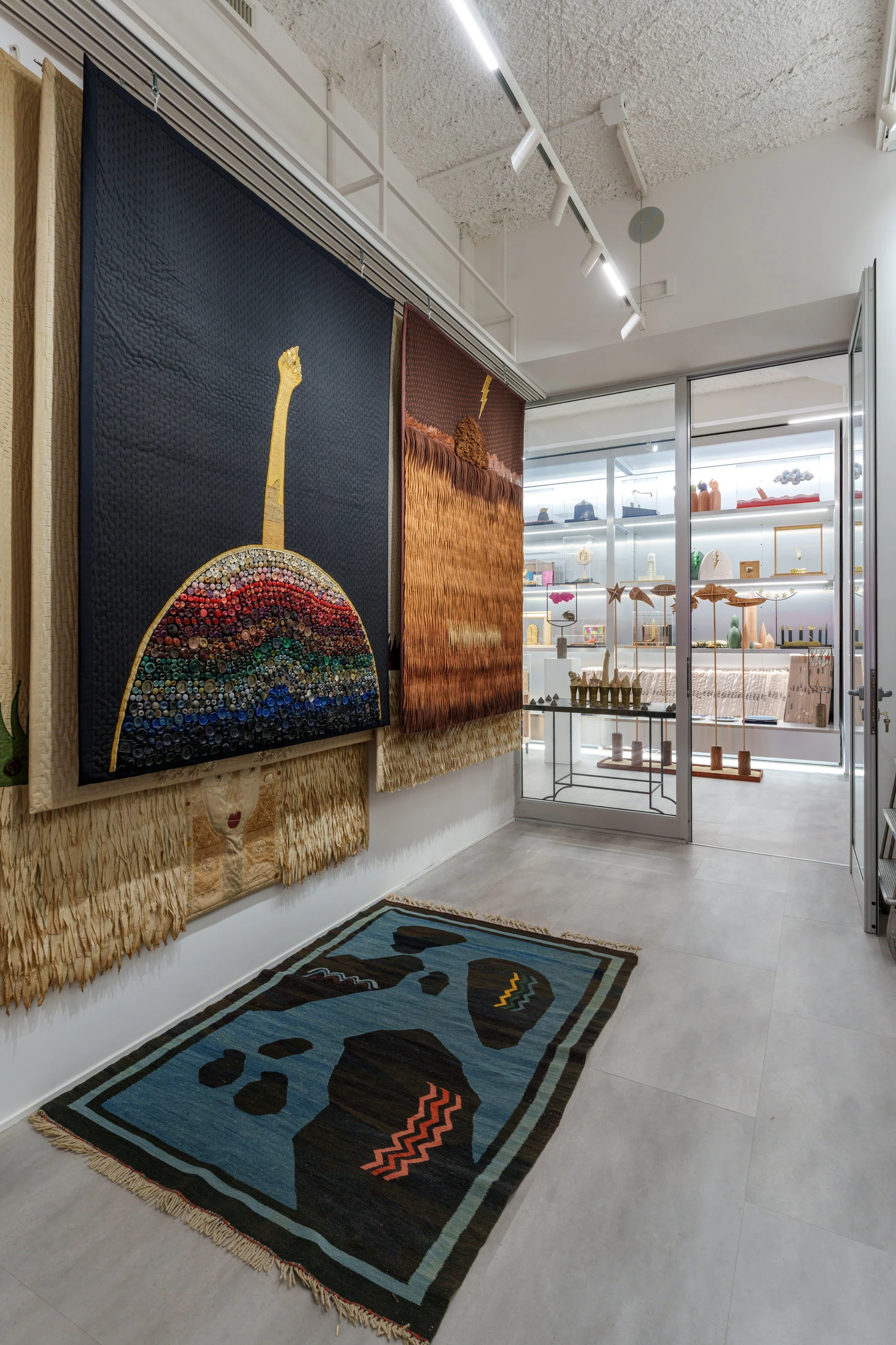 Opere tessili e scaffali nell’archivio