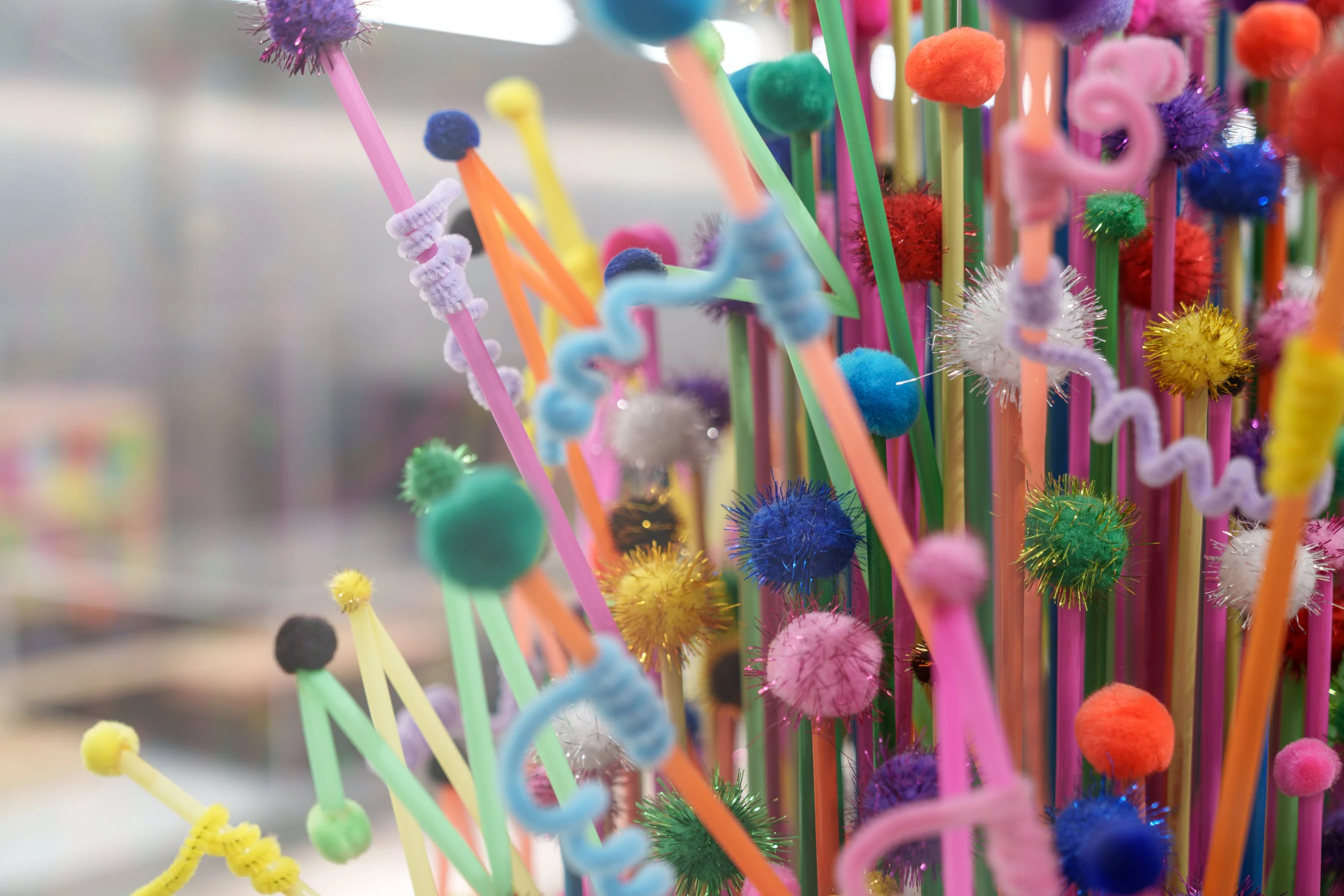 Dettaglio di un’opera con elementi colorati