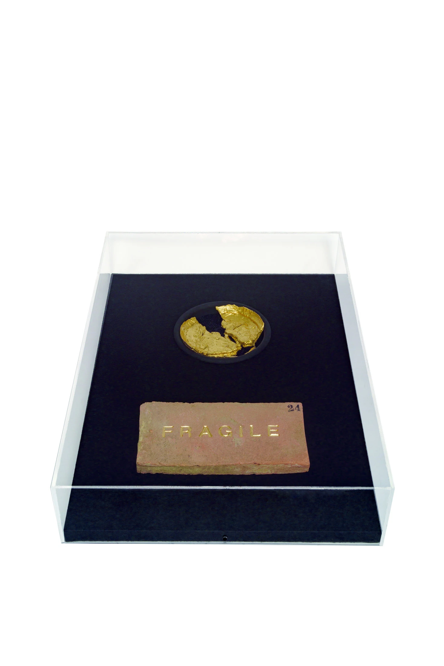 FRAGILE 24, 2024 struttura in legno, pannolenci, gesso di bologna dorato a foglia d’oro, mattone in terracotta, teca in metacrilato 14x71x51 cm 