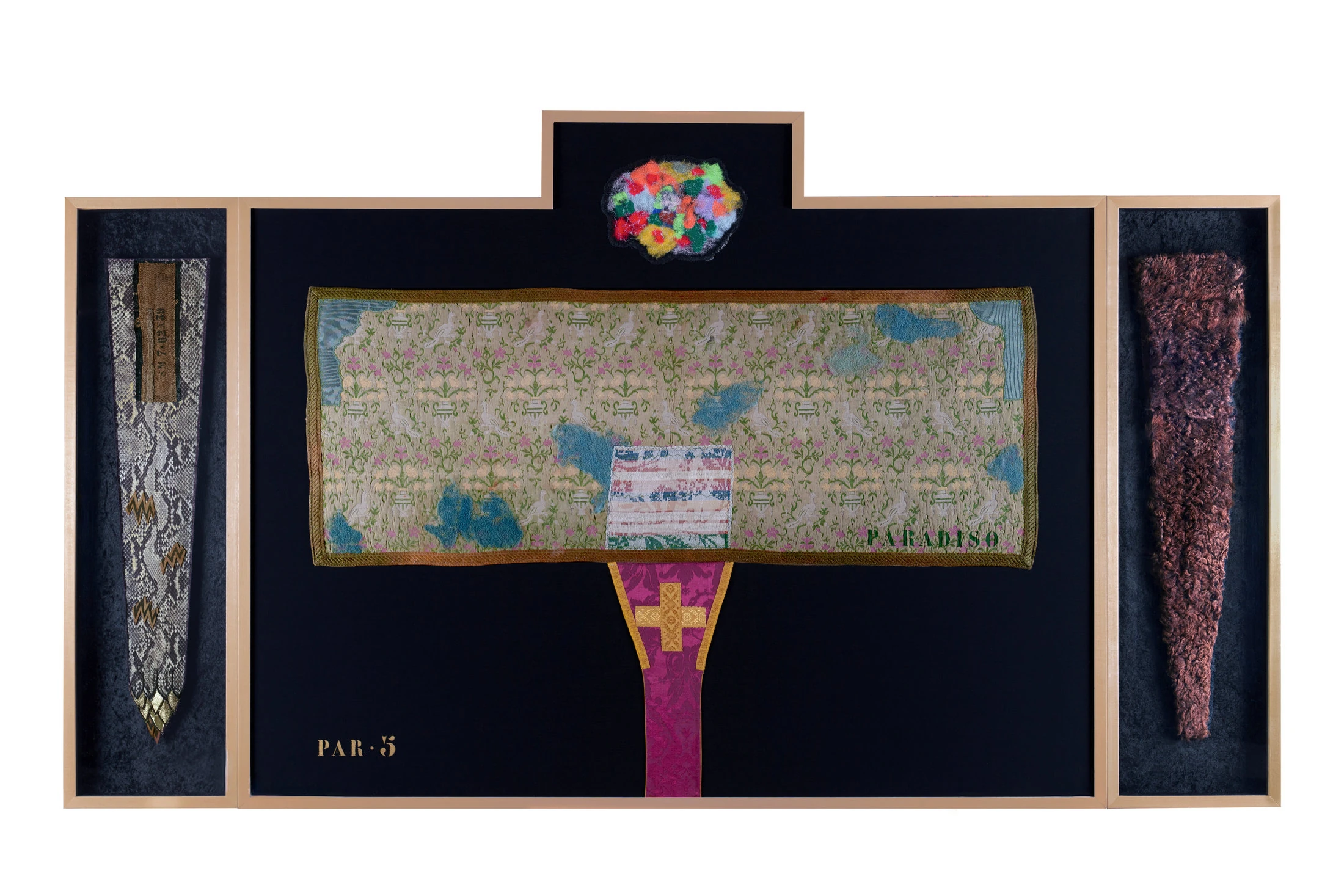  Par 25 2025 struttura in legno, stoffe cucite, pelliccia e lana cardata cm 115x205 copia