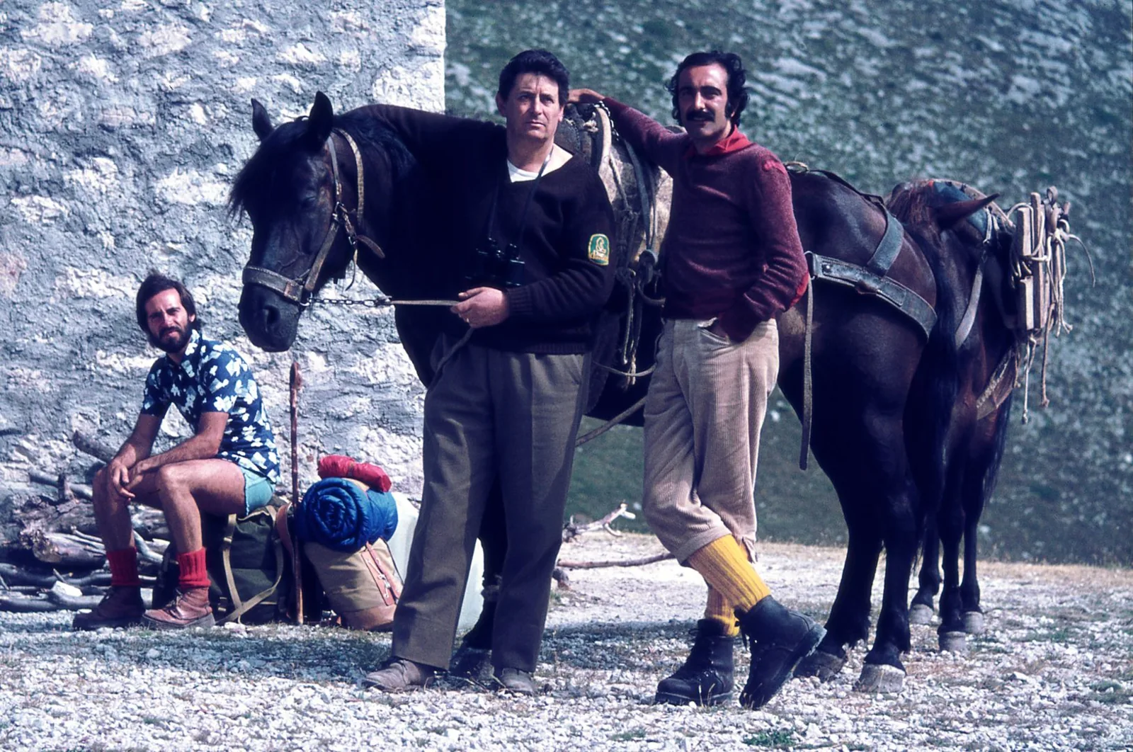 1974 Rifugio Forca Resuni – con la guardia del Parco Antonio Ursitti