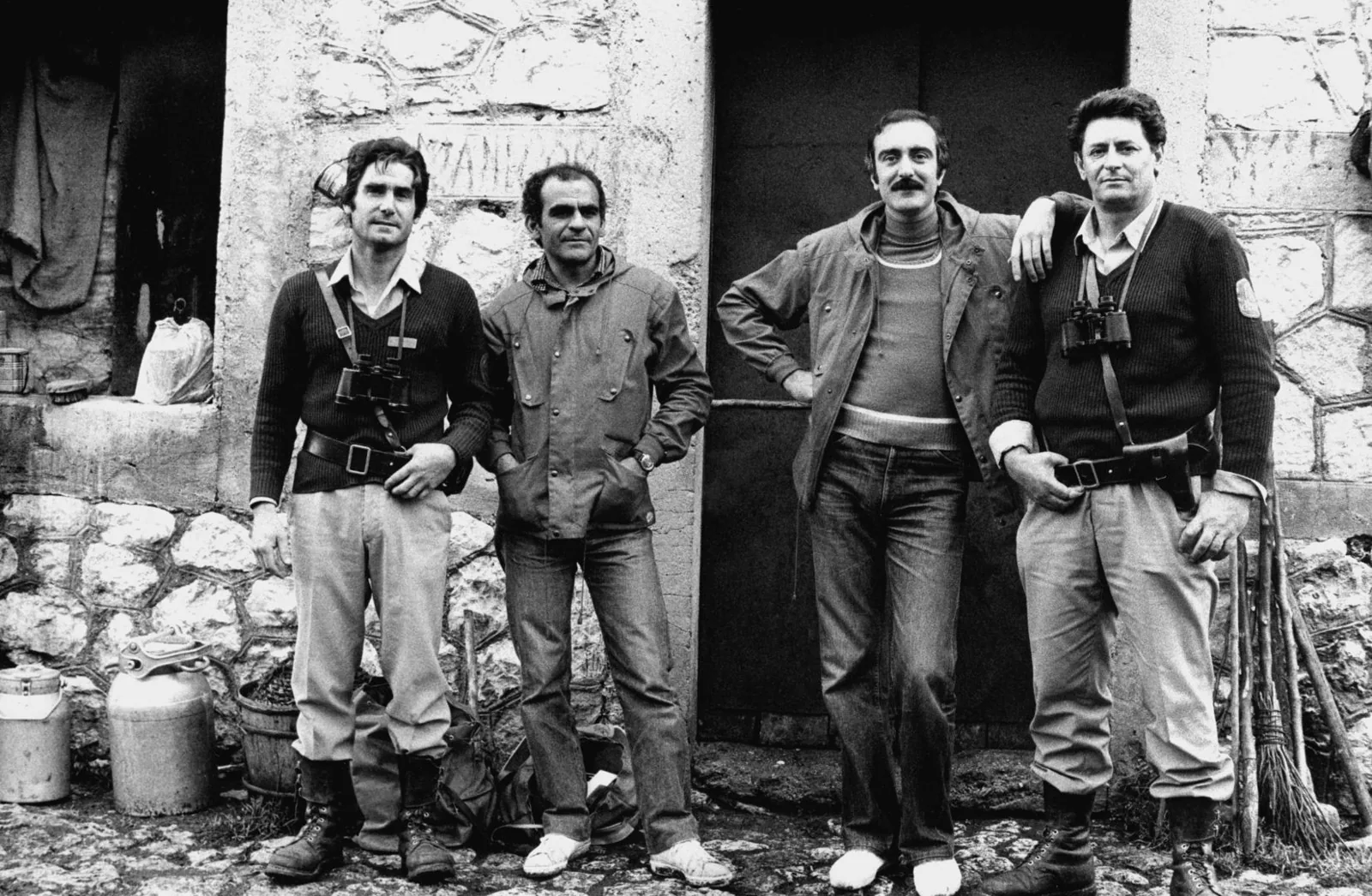 1976 Parco Nazionale d’Abruzzo – in un rifugio di pastori con Gino Marotta e le guardie del Parco