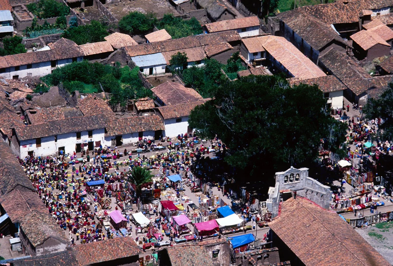 1978 Il mercato domenicale di Pisac visto dalla Montagna Sagrada