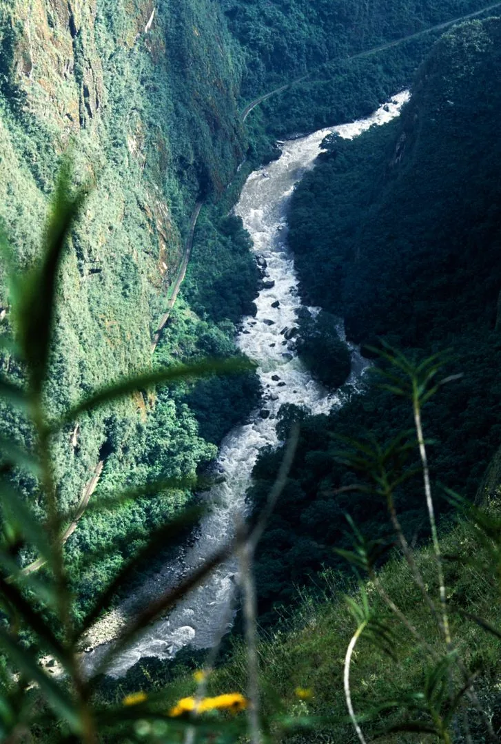 1978 Fiume Urubamba - sulla sinistra la piccola ferrovia che porta a Ponte Ruinas