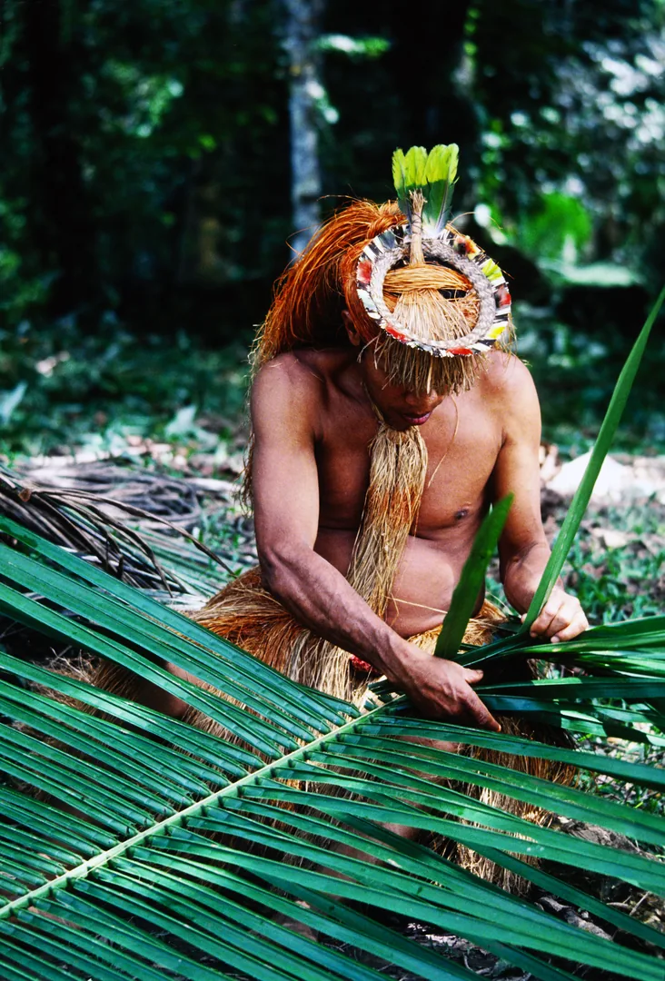 1978 Amazzonia – villaggio Yaguas, intreccio di foglie di palma per le coperture delle capanne