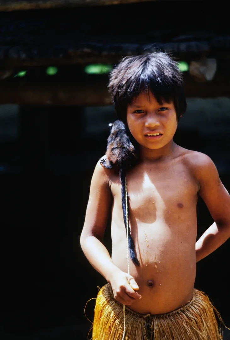 1978 Amazzonia - villaggioYaguas, bambino con una piccola scimmia