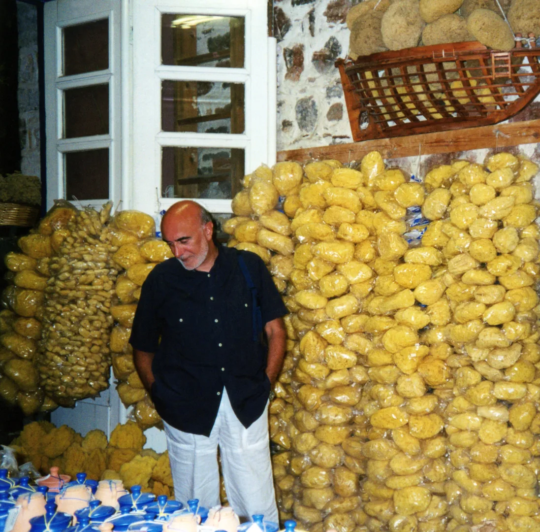 2001 Creta – Agios Nicolaos (in un negozio di spugne)