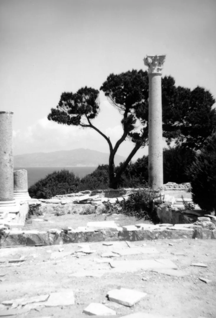 1967 Giannutri - Resti di una villa romana, sullo sfondo il Giglio