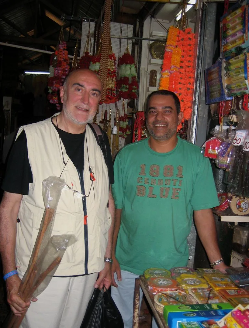 2007 Mercato di Port Louis – Acquisto di stecche di cannella del Madacascar