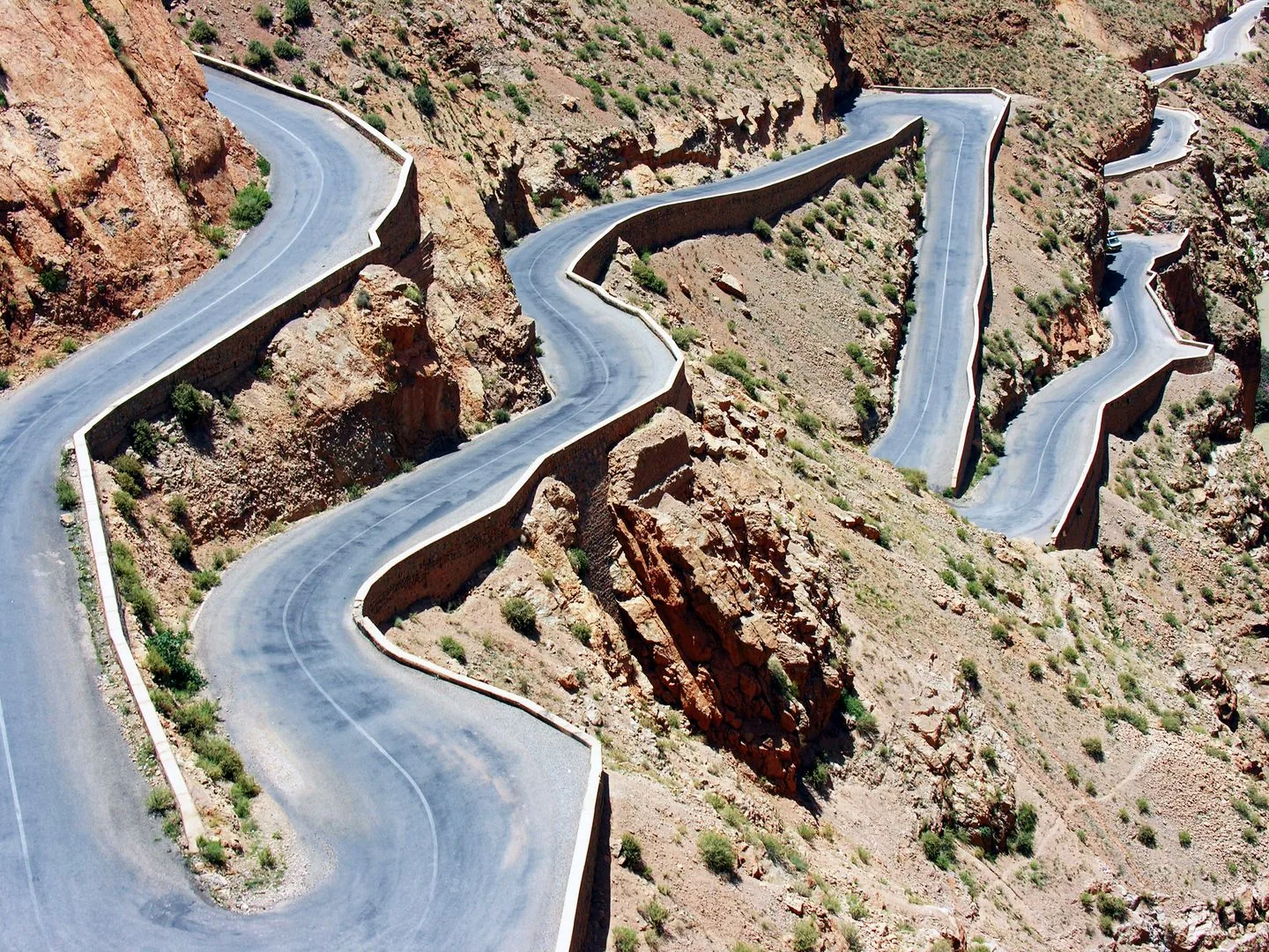 2011 Marocco - La strada che sale verso le gole di Todra