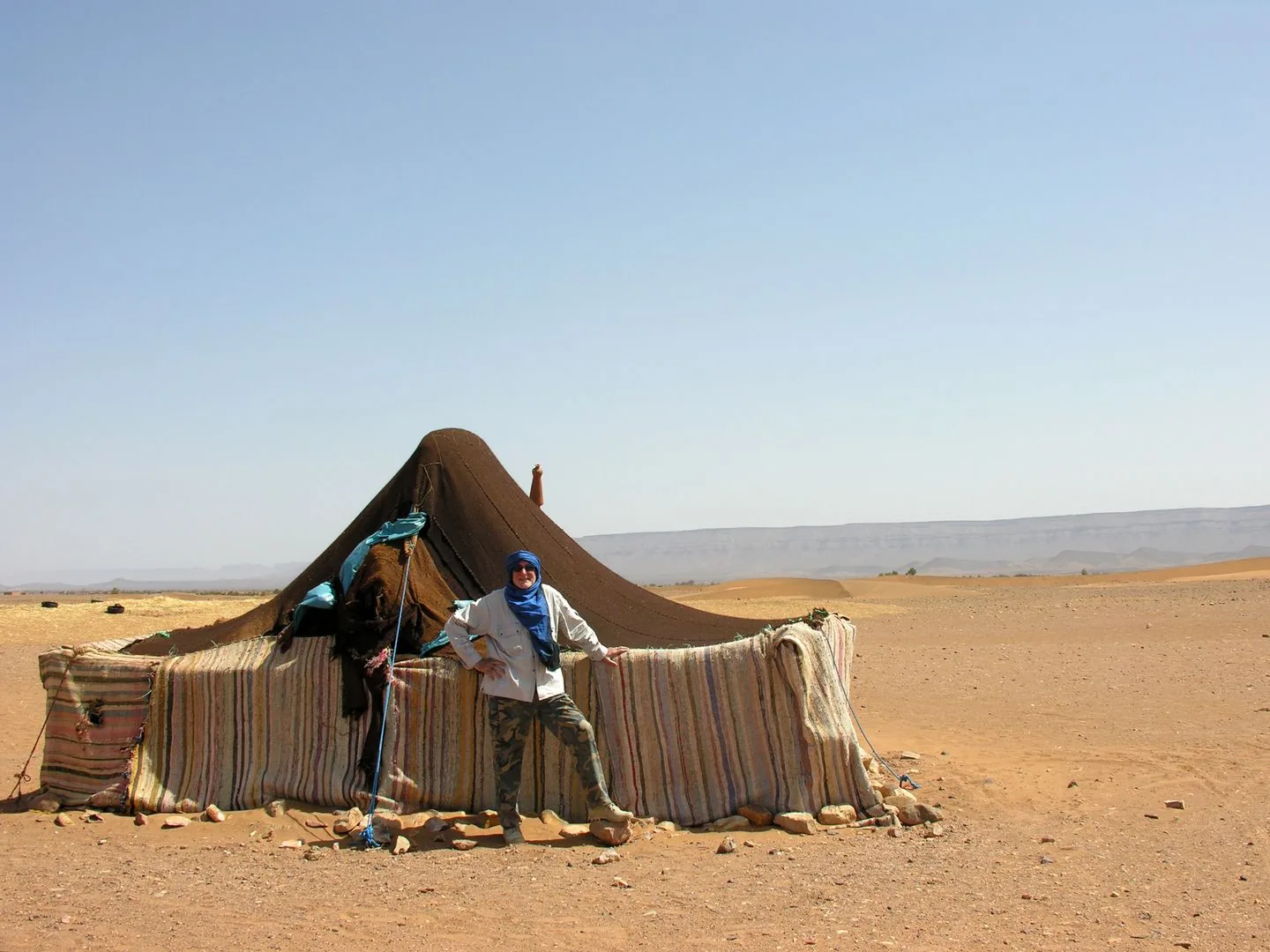 2011 Marocco - Sosta nel deserto presso una tenda di nomadi